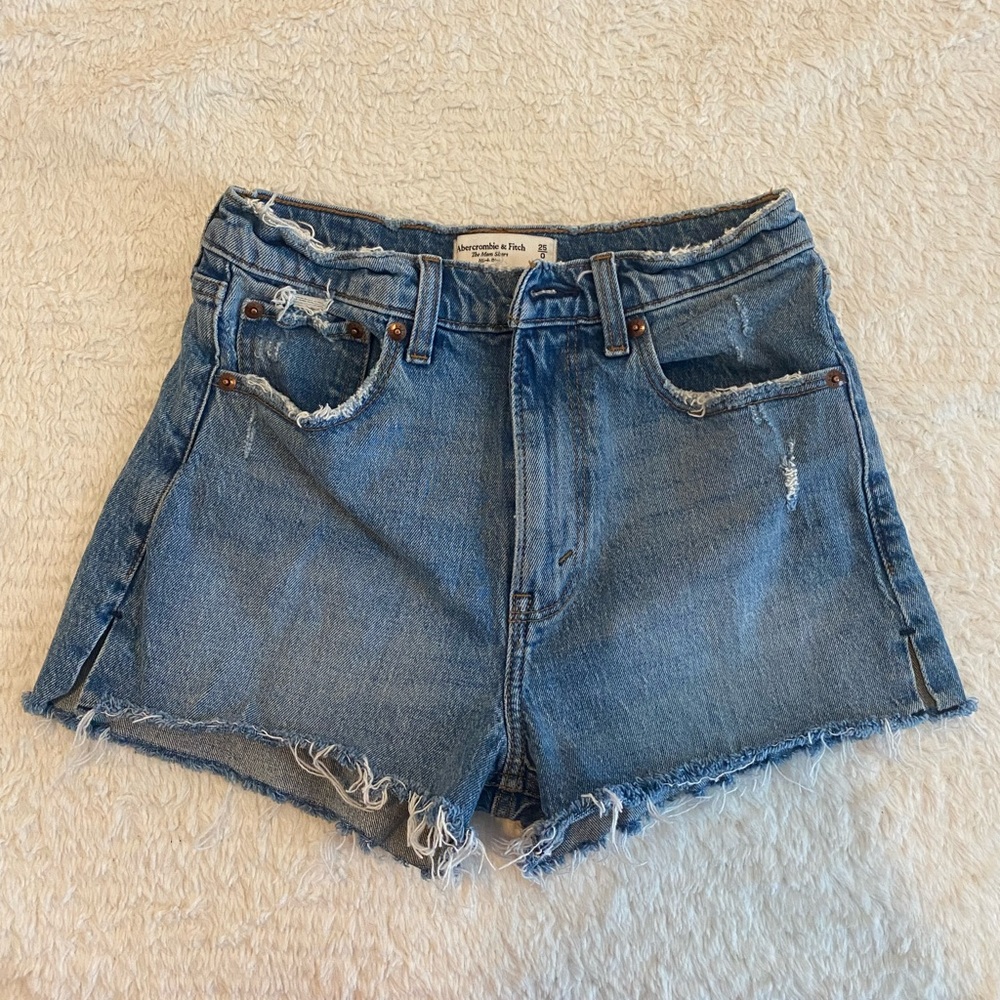 Abercrombie & Fitch mom short. Denim frayed 99% cotton